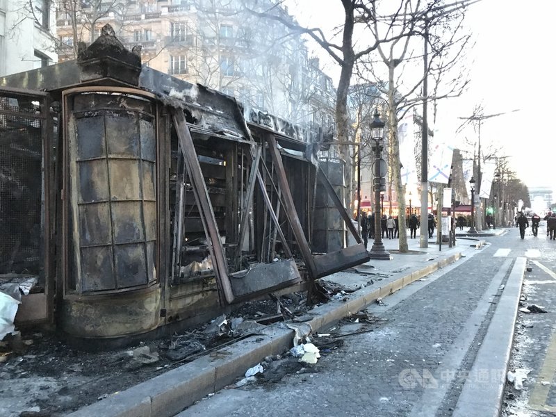 法國「黃背心」運動第18個抗議週末,暴力再現香榭麗舍大道,許多店家及餐廳被砸、塗鴉或打劫,甚至燒得面目全非,焦臭味瀰漫在這條號稱全球最美的大道上。中央社記者曾依璇巴黎攝 108年3月16日