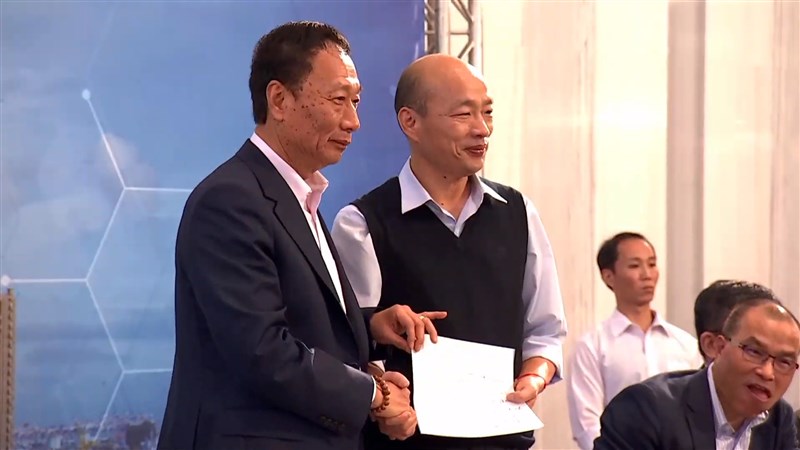 鴻海科技集團總裁郭台銘邀請高雄市長韓國瑜參觀鴻海全球大數據中心、鴻海集團超級電腦,且兩人同台簽署合作備忘錄。(圖取自鴻海YouTube頻道網頁youtube.com)