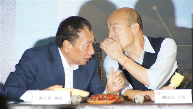 鴻海集團董事長郭台銘(左)與高雄市長韓國瑜(右)17日共同簽署合作備忘錄,宣布攜手打造「AI高雄,智慧工農」計劃,兩人在台上交換意見。中央社記者程啟峰高雄攝 108年3月17日