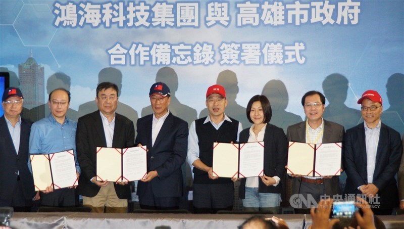 鴻海集團董事長郭台銘(左4)與高雄市長韓國瑜(右4)17日同台簽署合作備忘錄,宣布攜手打造「AI高雄,智慧工農」投資計劃。中央社記者程啟峰高雄攝 108年3月17日