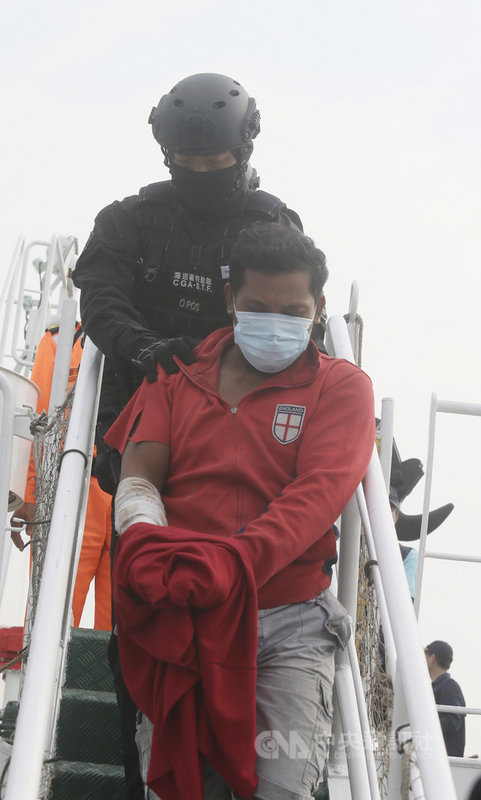 海巡署巡護八號馳援7000公里，3月初扣押穩鵬號喋血案菲籍凶嫌，18日押返高雄，將移送屏東地檢署偵辦。中央社記者陳朝福攝 108年3月18日