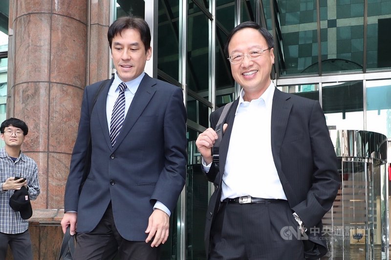 前行政院長江宜樺(右)18日在台北接受廣播節目專訪,談到太陽花學運及隨後群眾攻占行政院時的心路歷程。中央社記者吳翊寧攝 108年3月18日