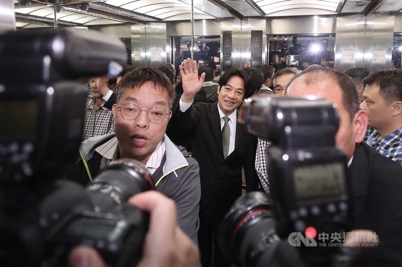 民進黨2020年總統大選黨內初選,前行政院長賴清德(後左)18日前往民進黨中央黨部登記,受到大批媒體記者關注。中央社記者吳翊寧攝 108年3月18日