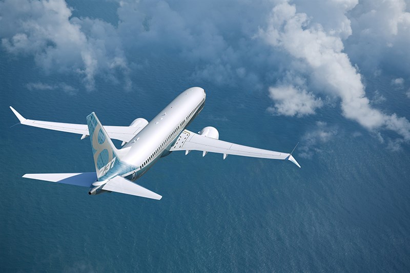 西雅圖時報指出,波音2015年為追上宿敵空中巴士,急於完成新型737 MAX系列飛機認證,但美國聯邦航空總署卻把安全評估下放給波音自己去做,還讓需費時完成的分析結果加快過關。(圖取自波音公司網頁boeing.com)