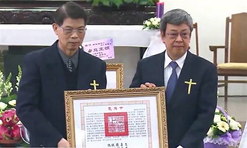 雲林虎尾若瑟醫院創辦人之一、來自荷蘭的畢耀遠神父辭世，18日在虎尾天主堂舉行舉行殯葬彌撒暨告別禮，副總統陳建仁（右）代表總統頒發褒揚令，由若瑟醫院院長李聰明（左）代表接受。（若瑟醫院提供）中央社記者葉子綱傳真 108年3月18日