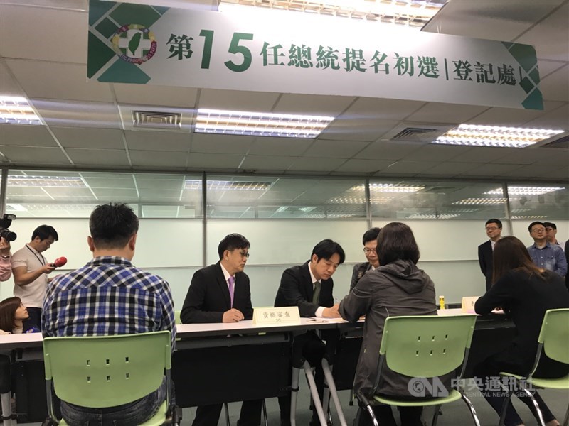 民進黨2020年總統大選黨內初選,前行政院長賴清德(中)18日上午前往民進黨中央黨部登記。中央社記者吳翊寧攝 108年3月18日