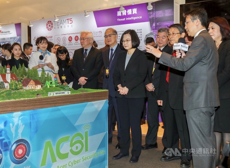 2019台灣資安大會19日在台北國際會議中心舉辦開幕典禮,總統蔡英文(前右4)出席參觀台灣資安館,瞭解業者開發的系統平台如何應用於生活。中央社記者裴禛攝 108年3月19日