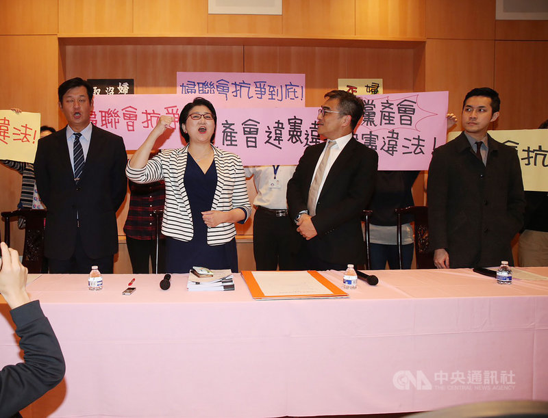 黨產會19日認定婦聯會不當取得財產應移轉國有，婦聯會主委雷倩（右3）等人下午出席記者會嚴正抗議，並表示若黨產會執意以違憲違法的手段將婦聯會財產收歸國有，婦聯會一定抗爭到底。中央社記者鄭傑文攝 108年3月19日