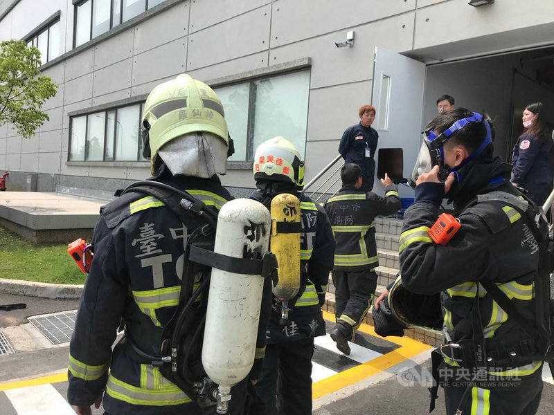 台中市政府消防局指出,20日中午獲報指出后里區后科南路一處工廠,有多名人員疑因吸入二氧化碳昏倒,立即派遣后里、豐原、外埔及石岡等消防分隊出動救災,詳細事故原因仍待調查釐清。(台中市消防局提供)中央社記者蘇木春傳真 108年3月20日