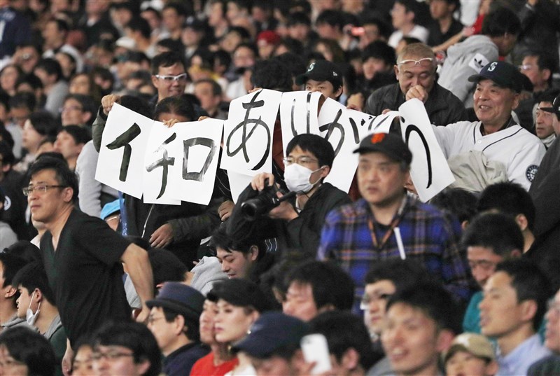美職大聯盟日本海外開幕戰第2戰21日登場,這可能是鈴木一朗球員生涯最後一場出賽,場邊球迷舉著「謝謝一朗」字卡。(共同社提供)