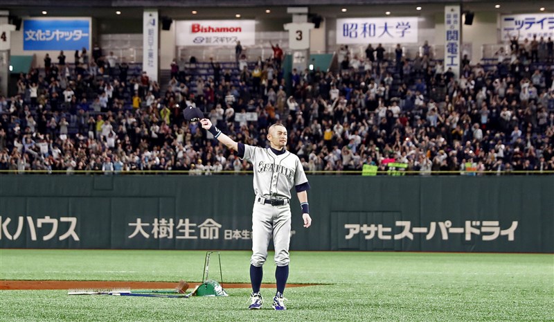 美職水手隊與運動家隊3月連續兩天在日本東京巨蛋進行海外開幕戰,水手隊的鈴木一朗以球員身分上場,全場轟動。(共同社提供)