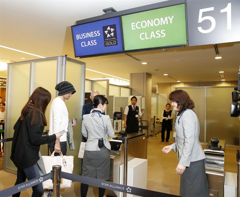 鈴木一朗受敬重從51號登機門搭機返美 運動 重點新聞 中央社cna