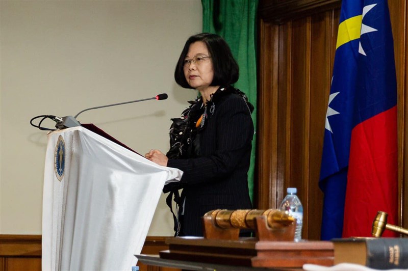 正在諾魯訪問的總統蔡英文25日透過臉書表示,她記得韓國瑜選舉時很在意中華民國,並請他告訴中國,中華民國台灣是一個主權獨立的國家。(圖取自facebook.com/tsaiingwen)