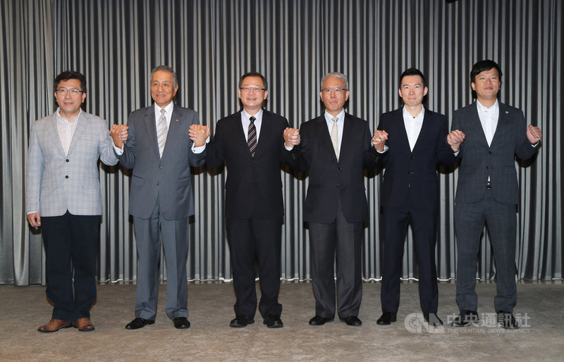頂新和德文教基金會董事長魏應充(右3)25日在中華職棒聯盟會長吳志揚(左3)安排下,與中職常務理事、4隊領隊會面,洽談味全重返中職事宜。吳志揚表示,味全正式承諾4月中提交計畫書,預計4月底可順利完成加盟程序。中央社記者張皓安攝 108年3月25日