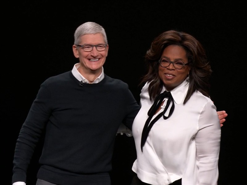 蘋果舉行春季發表會,請到名主持人歐普拉(右)為新產品Apple TV+站台。左為蘋果執行長庫克。(圖取自蘋果網頁apple.com)