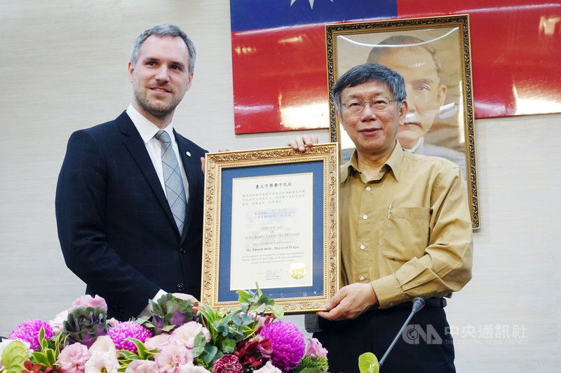 自稱「台灣迷」的捷克布拉格市長賀瑞普(Zdenek Hrib)(左)28日上午拜會台北市長柯文哲(右),並獲贈「榮譽市民狀」。中央社記者梁珮綺攝 108年3月28日