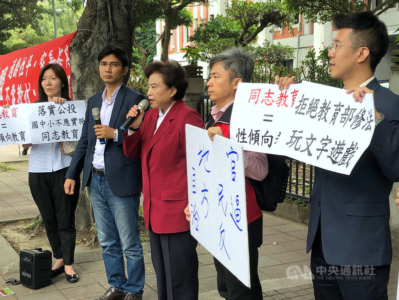 立法委員沈智慧(左3)29日與下一代幸福聯盟等多個家長團體到教育部門口陳情,抗議「性別平等教育法施行細則」修正案,罔顧公投主流民意,要求教育部回到正軌,不得對國中小實施同志教育。中央社記者陳至中台北攝 108年3月29日