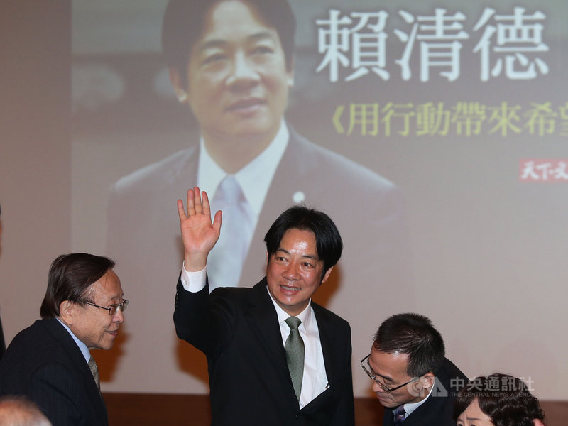 前行政院長賴清德（左2）29日在台北出席「用行動帶來希望─賴清德的決策風格」新書發表會，向與會者揮手致意。中央社記者徐肇昌攝　108年3月29日