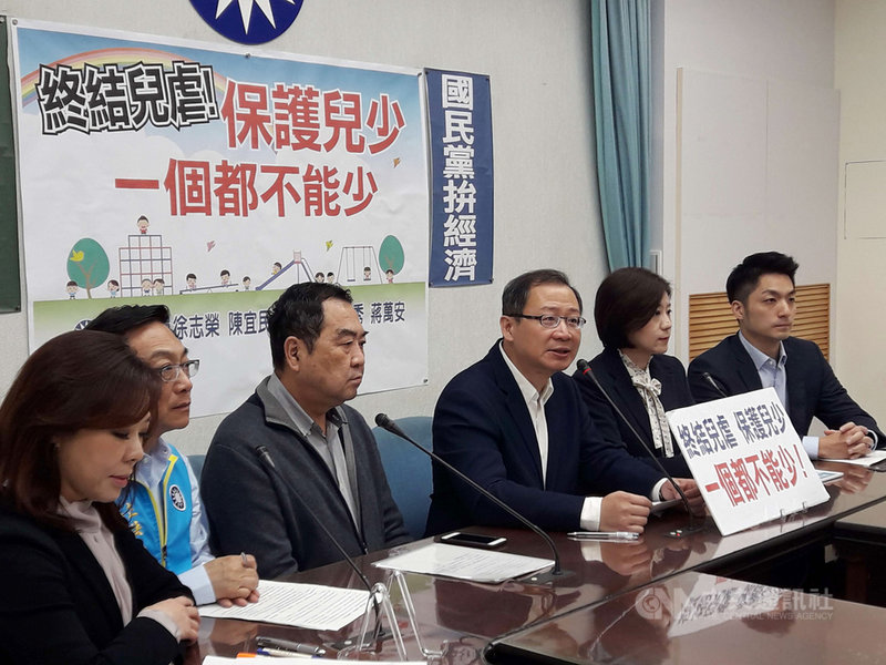 國民黨立法院黨團29日召開記者會,多位立委與會,共同高呼「終結兒虐,保護兒少,一個都不能少」。黨團書記長吳志揚(右3)呼籲,在兒少法完成修法後,希望也能儘速完成刑法修正,終結虐童悲歌。中央社記者范正祥攝 108年3月29日