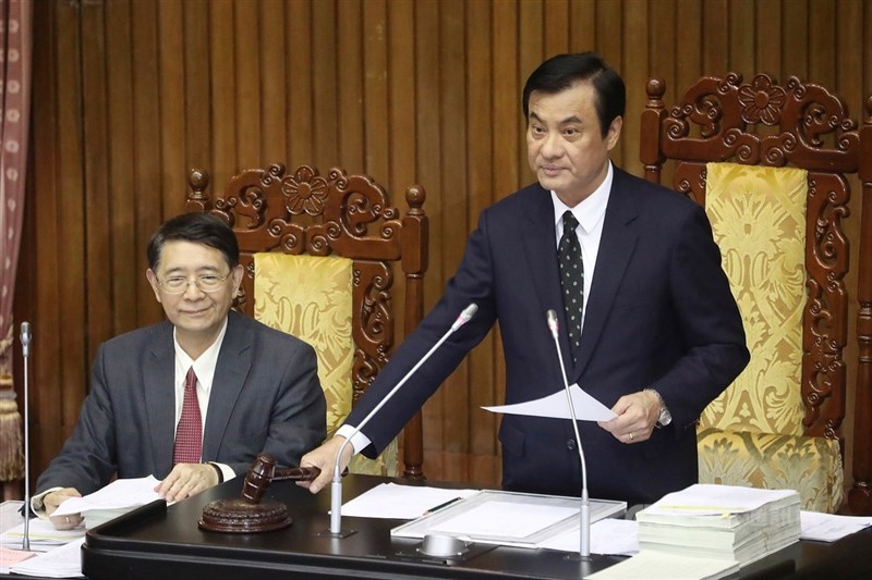 為完善兒少保護網絡,立法院長蘇嘉全(右)29日在立法院敲槌三讀通過「兒童及少年福利與權益保障法」部分條文修正案。中央社記者吳翊寧攝 108年3月29日