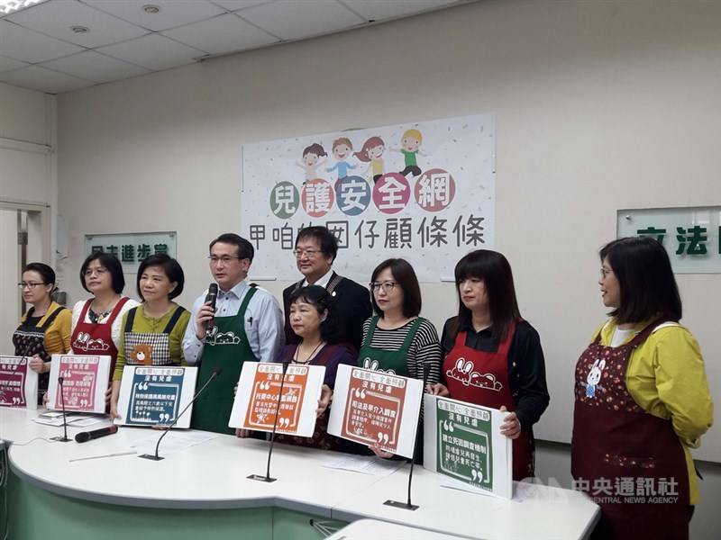 民進黨立法院黨團29日召開「兒護安全網,甲咱的囡仔顧條條」記者會。黨團幹事長管碧玲(右)說,兒少法在兒童節之前完成修法,作為獻給全國小朋友、父母的禮物;至於教師法、刑法、家庭教育法的相關修法,希望在母親節前拚看看,完成三讀。中央社記者范正祥攝 108年3月29日