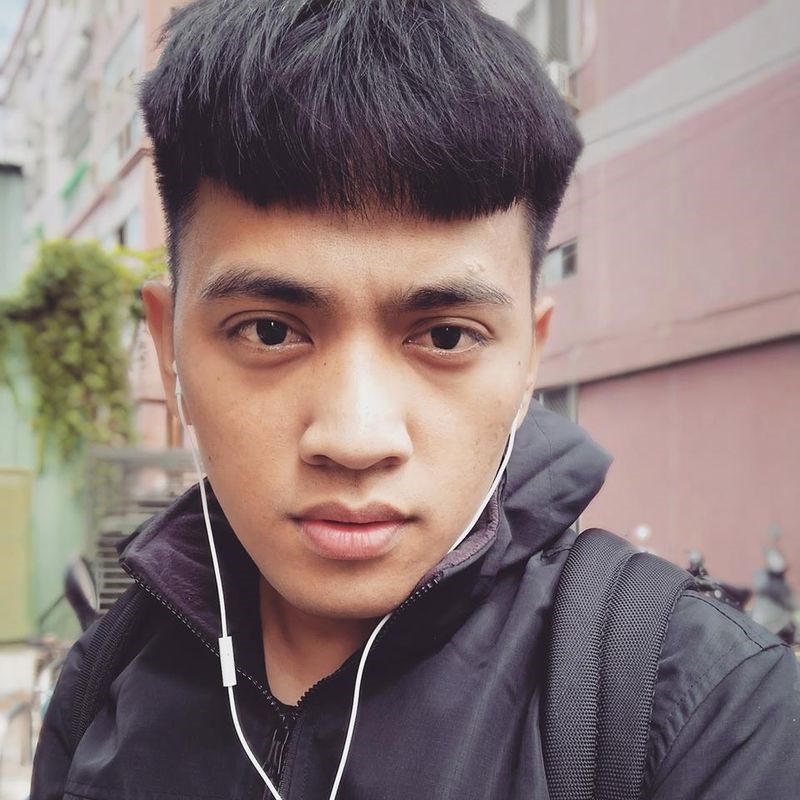 創作歌手全世煌從小父母雙亡，和妹妹相依為命，挨家挨戶找飯吃、飽受親戚家暴，宛如電影「螢火蟲之墓」真實上演。（圖取自facebook.com/di.yang.1840）