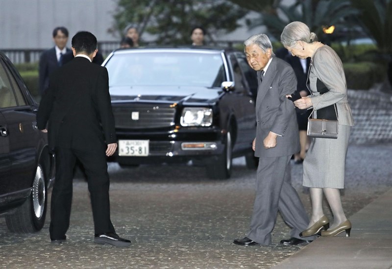 日皇明仁(右2)4月30日退位,皇太子德仁5月1日即位為新天皇,日本政府決定創先例提前於4月1日公布新年號。(共同社提供)