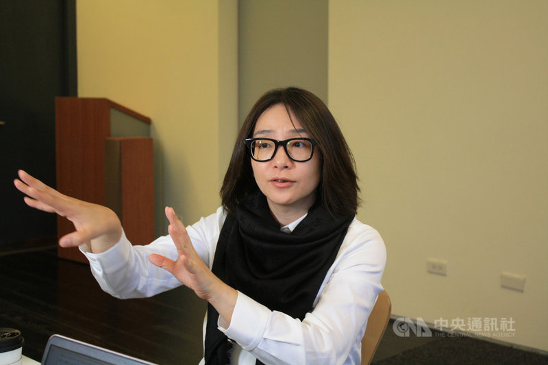 2013年成立「大慕影藝」的製作人林昱伶(圖),日前在台北接受中央社專訪,她透露大慕當初第一部自製作品打算拍作家林立青「做工的人」故事,但因編劇呂蒔媛的劇本相當動人,便不假思索決定努力爭取「我們與惡的距離」,成為公司首部自製劇。(大慕影藝提供)中央社記者江佩凌傳真 108年3月31日
