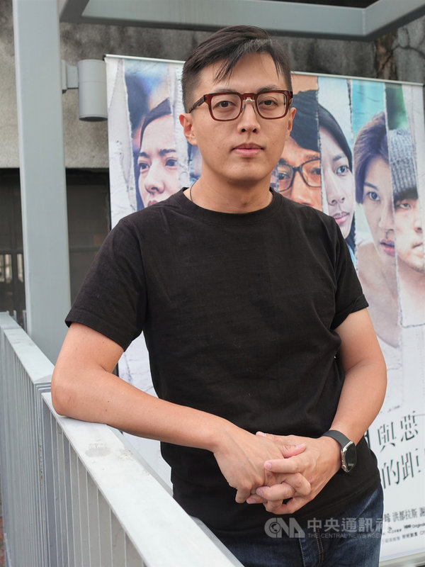 攝影出身的導演林君陽,曾數次入圍金鐘獎最佳攝影,之後參與執導電影「愛的麵包魂」、2015年拍首部獨立導演長片「愛情算不算」,加上近期熱播的「愛情白皮書」也參與導演工作,這些劇名都有愛字,而這位「以愛為名」的導演,如今卻接拍「我們與惡的距離」,透過鏡頭傳達另類的愛與溫暖。中央社記者江佩凌攝 108年3月31日