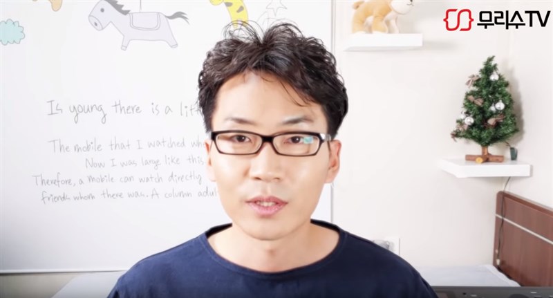 無止盡的夜班、升遷機會受限、房價遙不可及，終於讓南韓青年尹昌鉉（圖）筋疲力竭、夢想磨盡，32歲那年，他決定放棄一切，選擇進入網路內容提供這個不穩定的行業。（圖取自무리수TV YouTube頻道網頁）