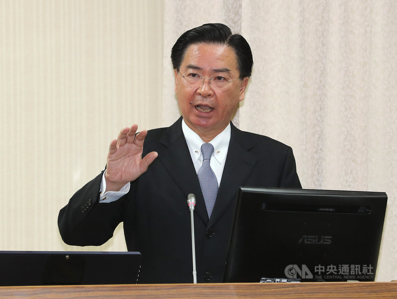 共軍2架戰機越過台灣海峽中線,外交部長吳釗燮1日在立法院表示,有即時接到通報,與相關單位討論如何處置,也第一時間通知區域夥伴國家。中央社記者張皓安攝 108年4月1日