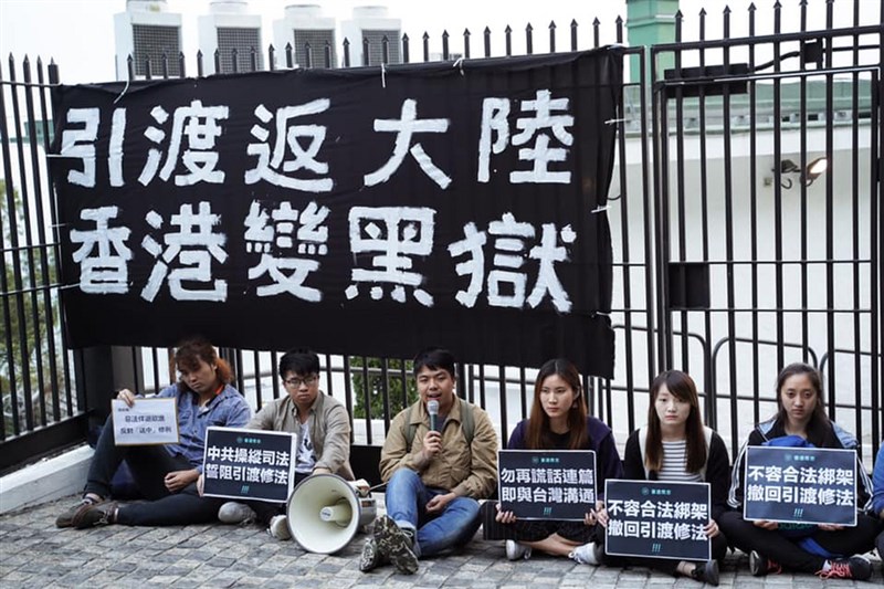 備受爭議的香港逃犯條例修訂草案將於4月3日提交立法會審議,泛民堅持反對修法,圖為香港眾志成員29日到律政司長官邸抗議。(香港眾志提供)