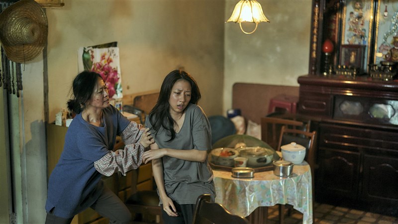 台灣原創影集「我們與惡的距離」第3、4集收視再創佳績,演員謝瓊煖(左)與陳妤(右)在劇中飾演母女,感人演出創下收視高峰。(公視提供)中央社記者洪健倫傳真 108年4月1日