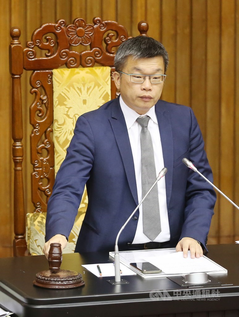 立法院院會2日三讀通過運輸事故調查法修正案,未來將由「國家運輸安全調查委員會」負責航空、鐵道、水路及公路等重大運輸事故調查。圖為會議主席、立法院副院長蔡其昌敲槌。中央社記者施宗暉攝 108年4月2日