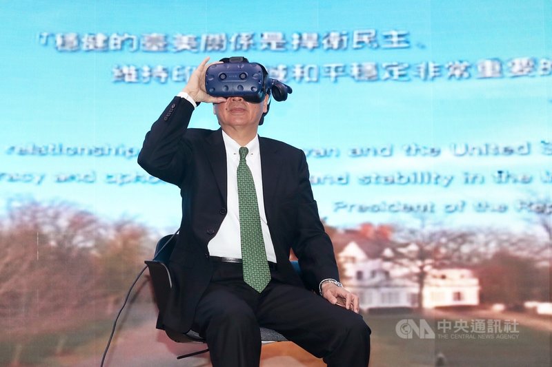 外交部2日在外交部新聞中心舉行「外交部攝製雙橡園虛擬實境（VR）」記者會，外交部長吳釗燮出席，體驗用VR眼鏡觀看影片。中央社記者吳翊寧攝 108年4月2日
