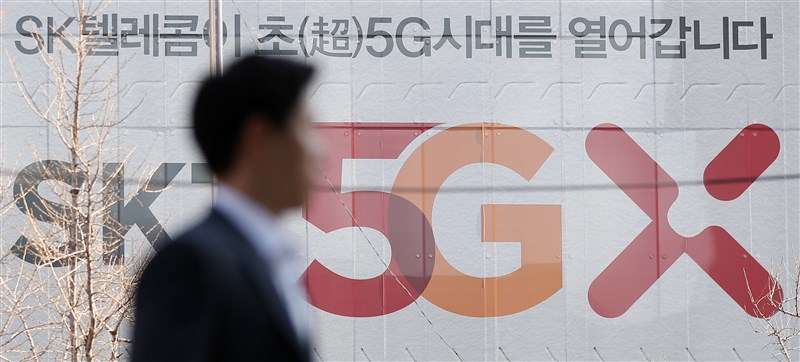 南韓SK電訊、韓國電信公司和LG Uplus原定5日開通5G網路,但3家電信商已在當地時間3日晚間11時啟用5G。(韓聯社提供)