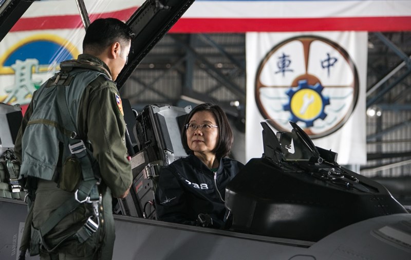 總統蔡英文4日上午視導空軍第四戰術戰鬥機聯隊,聯隊長顏有賢引導蔡總統登上F-16V座艙。(軍聞社提供)