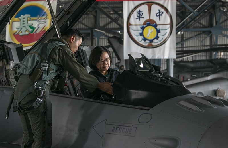 總統蔡英文4日上午視導空軍第四戰術戰鬥機聯隊,聯隊長顏有賢引導蔡總統登上F-16V座艙。(軍聞社提供)中央社