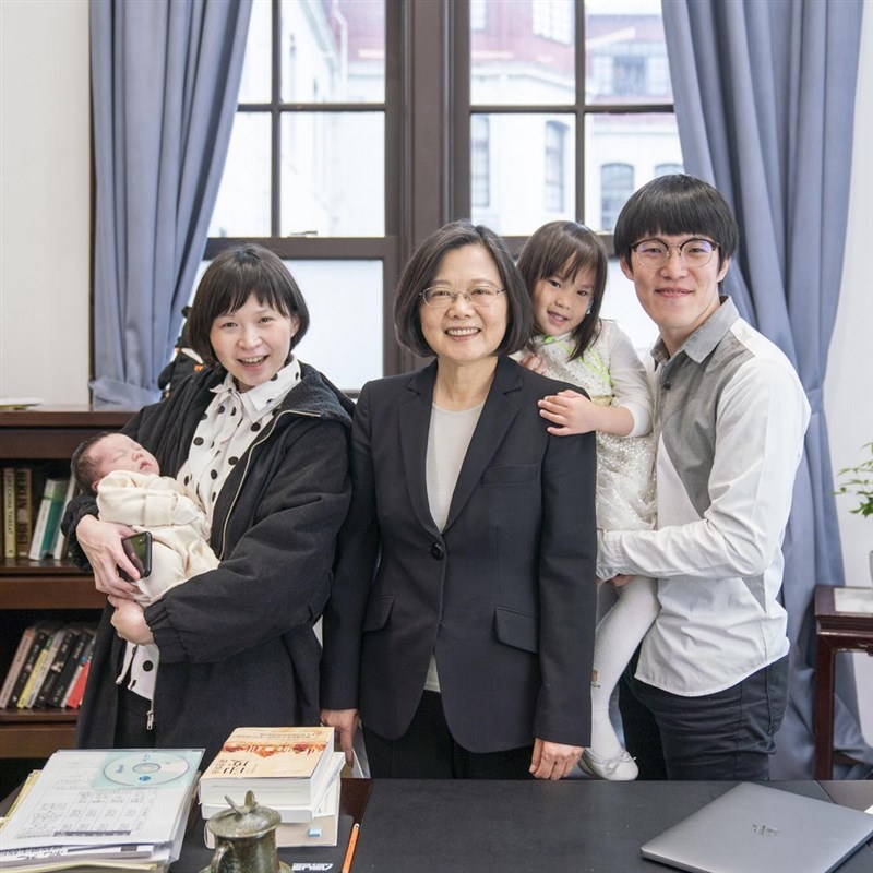 Mom＆Dad一家四口與總統蔡英文（中）在總統府合影，蔡總統為Mom＆Dad婦幼節首發全新創作單曲遊樂場，開金口唱歌入鏡MV。（總統府提供）中央社記者溫貴香傳真 108年4月4日