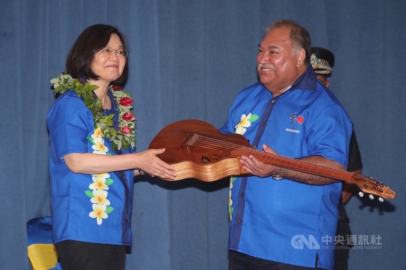 總統蔡英文（左）日前「海洋民主之旅」贈送諾魯總統瓦卡（Baron Divavesi Waqa）（右）漂流木吉他，是由阿美族藝術家范志明製作。（檔案照片）中央社　108年4月5日