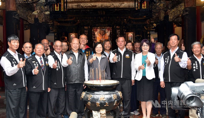 總統蔡英文（前排左5）5日上午到麥寮拱範宮參拜，並與地方各界人士合影。中央社記者葉子綱攝　108年4月5日
