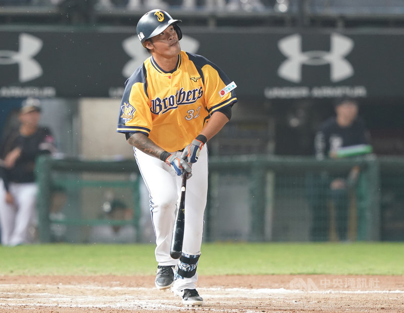 中華職棒中信兄弟隊6日在桃園球場迎戰Lamigo桃猿隊，7局上兄弟林智勝敲出右外野方向全壘打，帶有兩分打點，擴大球隊領先優勢。中央社記者張新偉攝　108年4月6日