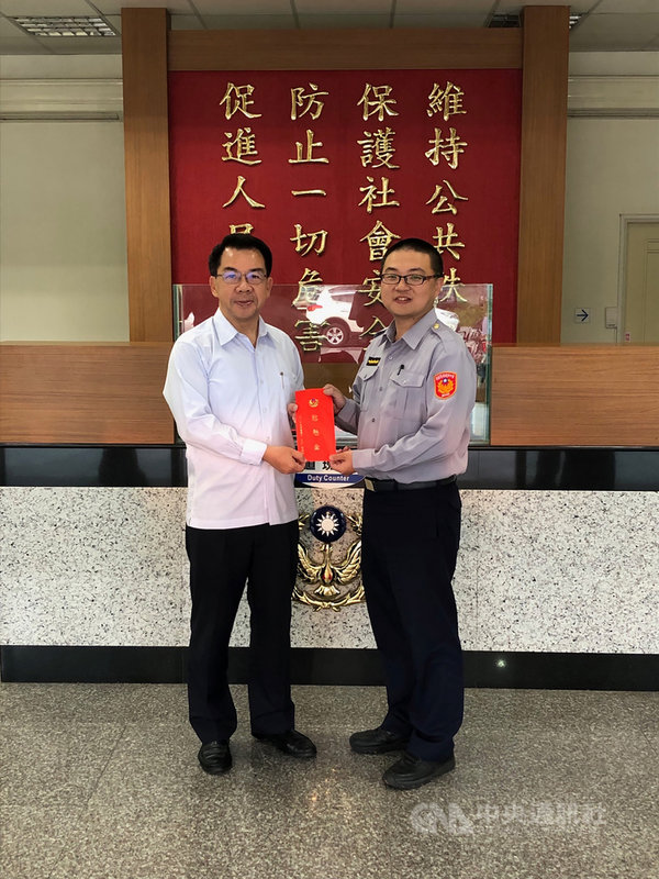 台中市警察局烏日分局三和派出所警員姜宏杰(右)5日奮不顧身攔下自強號火車救下臥軌民眾,台中市警察局長楊源明(左)代表中央及地方長官轉達慰勉及肯定之意。(警方提供)中央社記者郝雪卿傳真 108年4月7日
