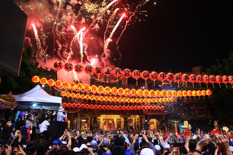 台中市大甲鎮瀾宮媽祖9天8夜遶境進香活動,7日晚上10時多在起馬炮巨響與哨角聲下揭開序幕,大批信眾簇擁媽祖神轎,展開遶境行程。中央社記者蘇木春攝 108年4月7日