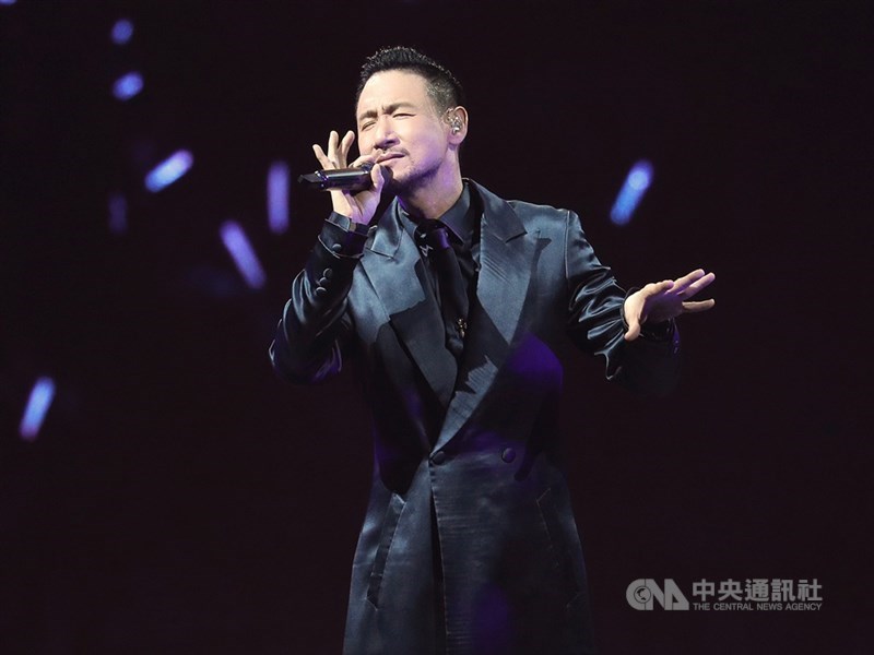 香港歌手張學友演唱的「倩女幽魂2」電影主題曲「人間道」近日遭中國主流音樂網站全面下架,引起各方揣測。(中央社檔案照片)