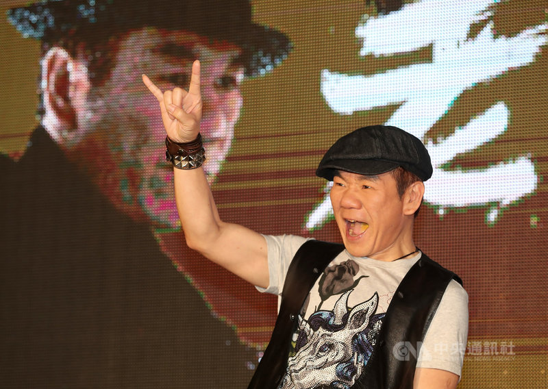 歌手趙傳8月17日將首度在台北小巨蛋舉辦個人演唱會,趙傳8日舉行記者會表示,雖然在樂壇30年,但是站上小巨蛋演唱,心情像是個新人一樣。中央社記者張皓安攝 108年4月8日