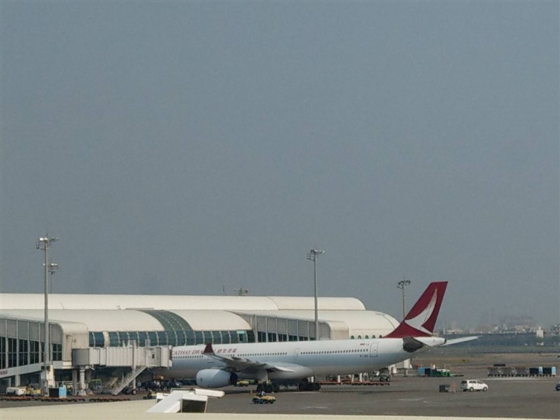 港龍航空8日高雄飛香港班機引擎冒煙,上午已折返高雄。(高雄航空站提供)中央社記者王淑芬傳真 108年4月8日