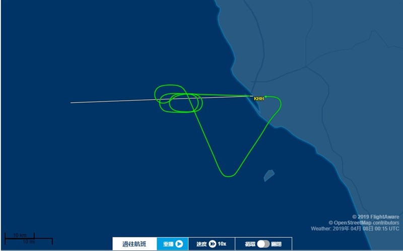 港龍航空451航班因引擎冒煙在外海盤旋後折返高雄,圖為航班軌跡。(圖取自FlightAware網頁flightaware.com)