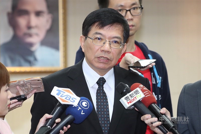 交通部針對台鐵普悠瑪事故正進行行政責任調查,交通部政務次長王國材(前)8日在立法院受訪表示,經過6次的會議,已將尤姓駕駛員列入懲處名單。中央社記者吳翊寧攝 108年4月8日