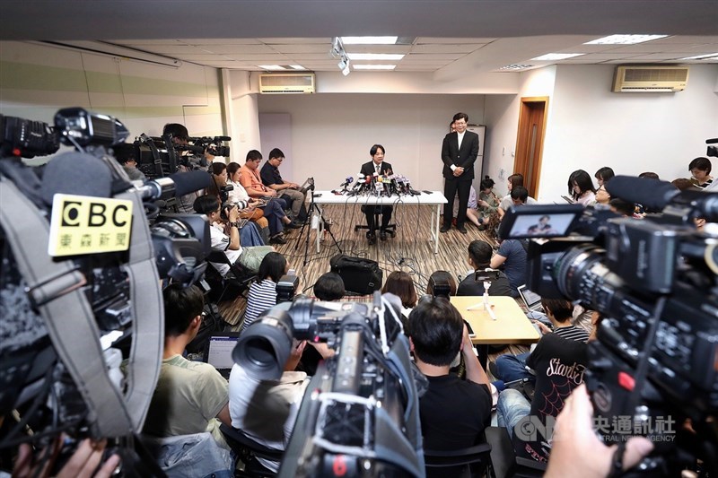 投入民進黨總統初選的前行政院長賴清德(後中)9日下午舉行記者會,現場聚集大批媒體關注。賴清德會中表示,登記參選時他已經說過,若總統蔡英文贏得初選,他會全力支持,也希望蔡總統能表達同樣態度。中央社記者吳翊寧攝 108年4月9日